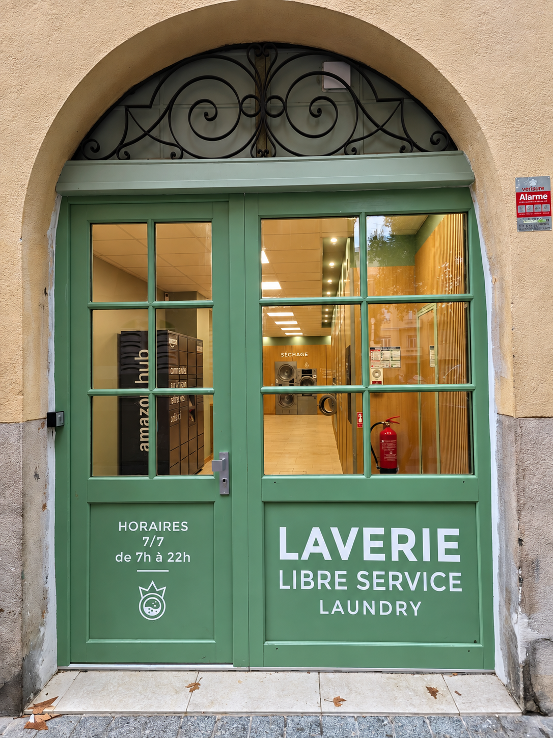 La façade verte de La Réal, au 35 Rue Petite la Réal
